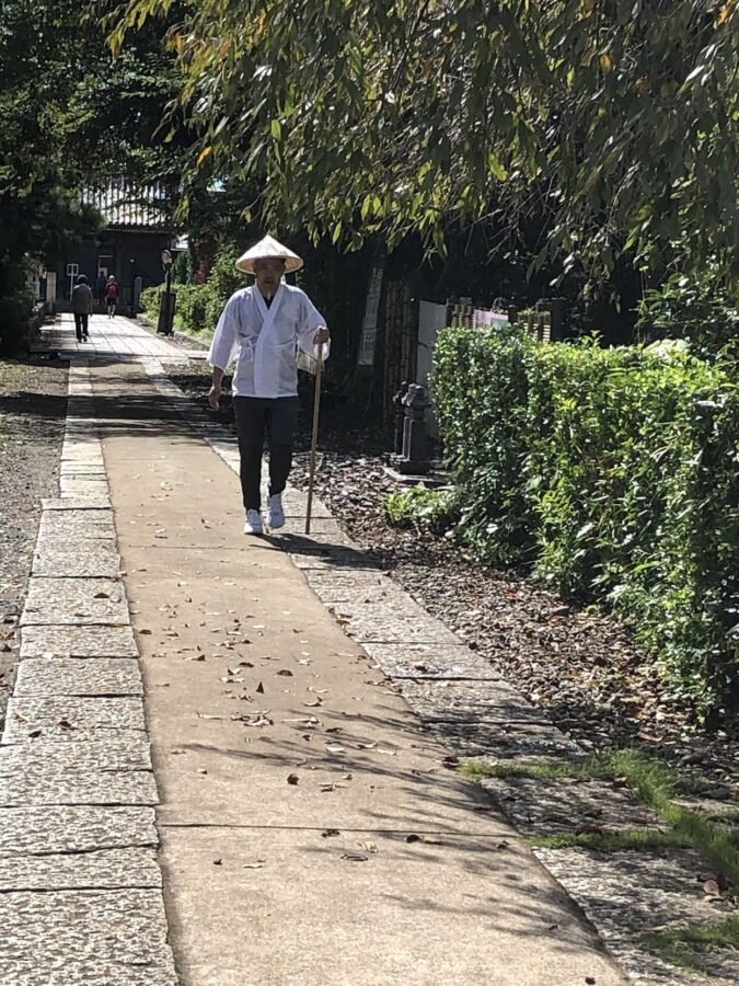 お百度参り-お百度参りで参道を歩く矢島社長.jpg