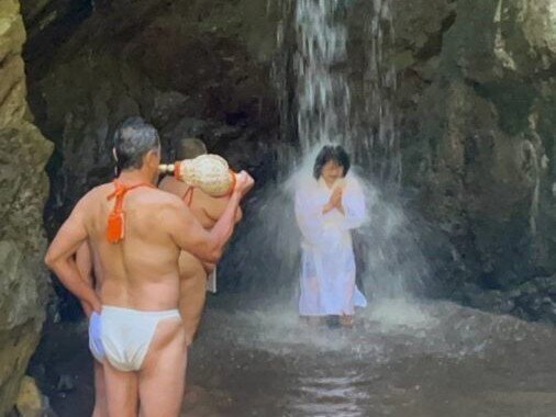 アンカレッジ女性スタッフが滝行を体験！