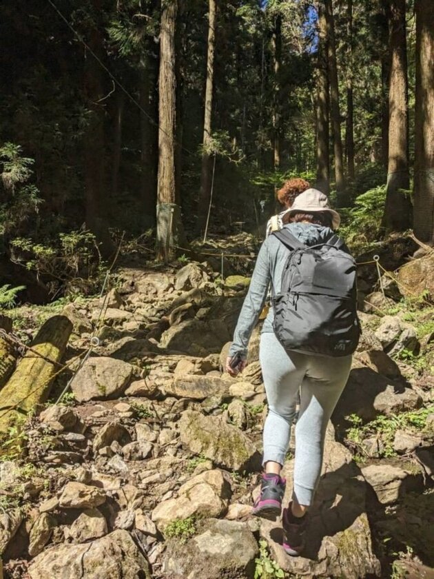 滝行②-険しい山道を登るスタッフ.jpg