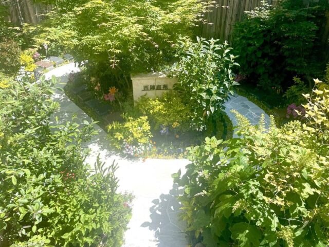 花に囲まれた墓標が並ぶ庭苑型樹木葬の風景.jpg
