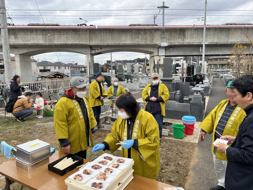 大好評、大きなつきたてあんころもち！-賑わう市の谷の市.jpg